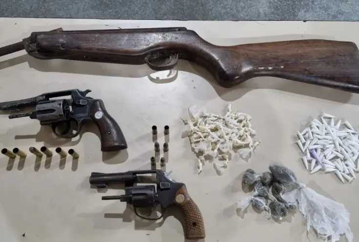 Dois revólveres, uma carabina e quantidades de crack, cocaína e maconha foram apreendidos