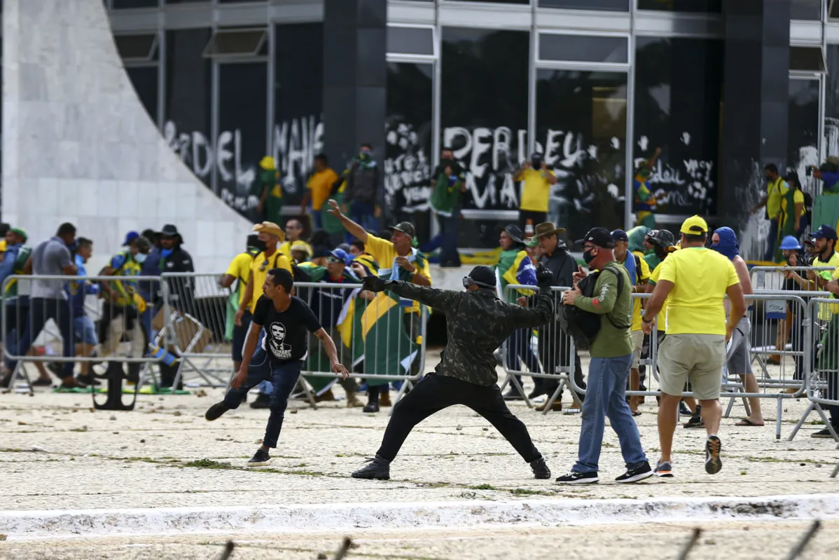 Manifestantes invadindo Congresso, STF e Palácio do Planalto