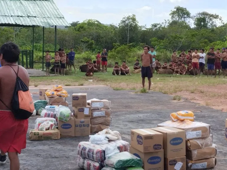 Entrega de gêneros alimentícios na região de Surucucu em Roraima