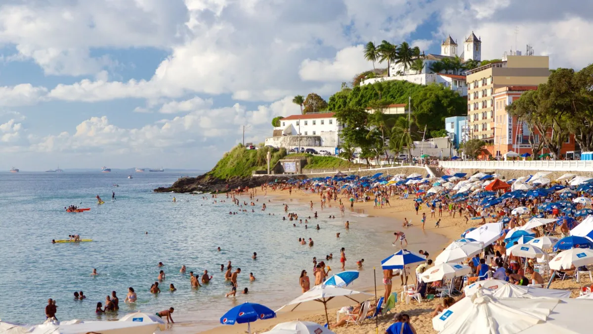 Praia do Porto da Barra costuma ter numeroso público aos fins de semana