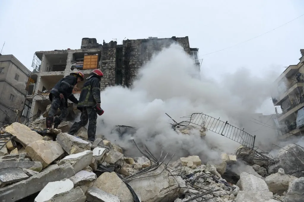 Equipes tentam resgatar pessoas após terremoto que matou mais de 2.600 pessoas entre a Turquia e a Síria