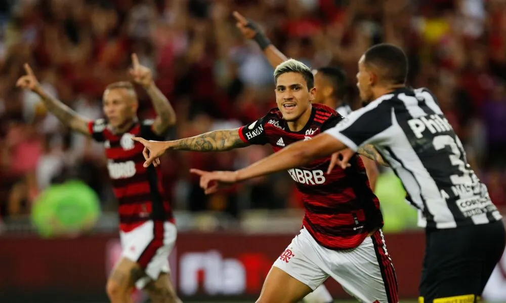 O atacante Pedro comemorou gol de letra