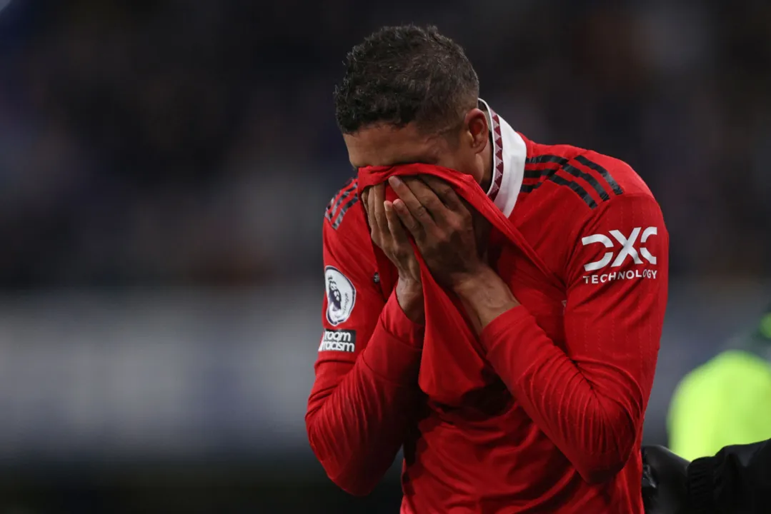 Zagueiro saiu lesionado em jogo contra o Chelsea