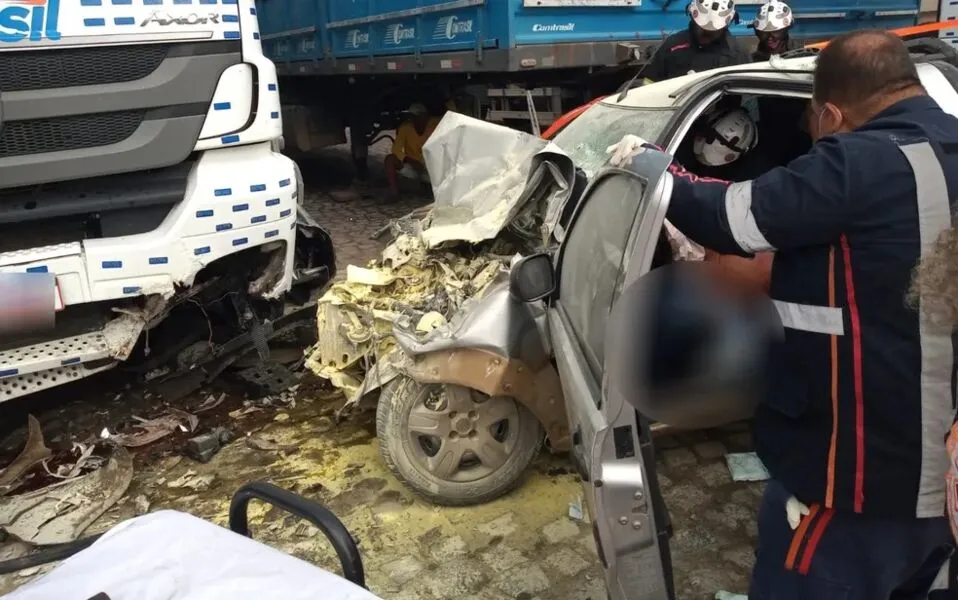 Imagem ilustrativa da imagem Motorista fica preso nas ferragens após acidente no recôncavo