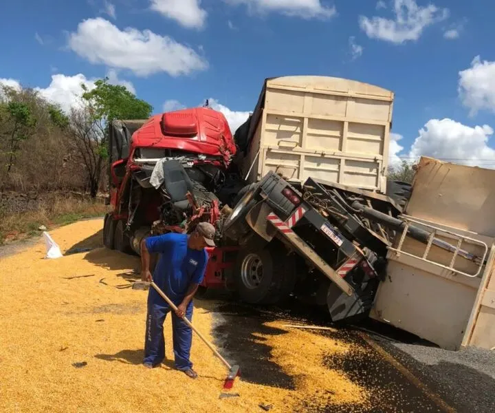 O motorista da terceira carreta não resistiu aos ferimentos