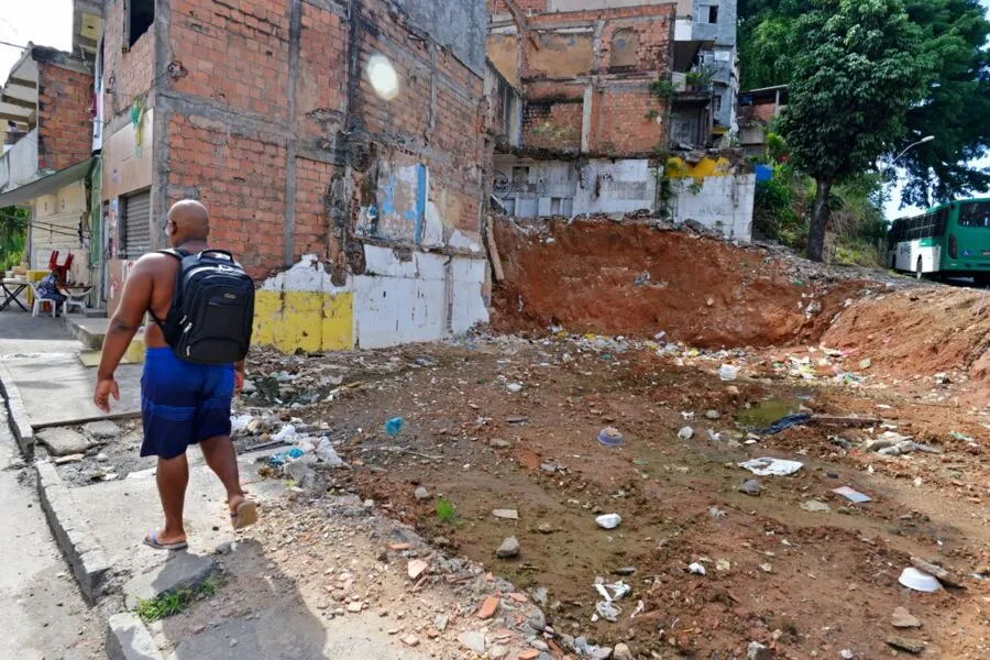 Problemas vão desde as demolições aos transtornos causados pelos escombros, com a proliferação de insetos