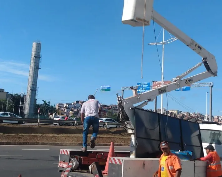 Uma equipe da Transalvador fez a substituição do equipamento para a grafia correta