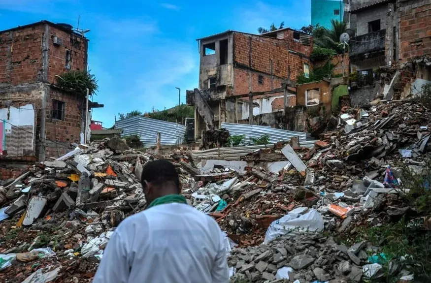 Entulho após demolição de imóvel deixado no Tororó