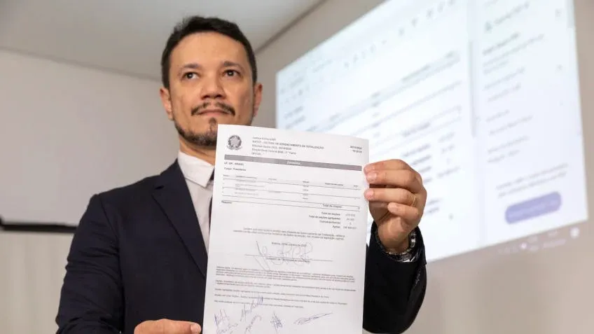 Secretário de TI do TSE, Júlio Valente, mostra relatório da zerésima emitido no TSE. "Efetivamente não há votos totalizados para nenhum dos 2 candidatos”, declarou