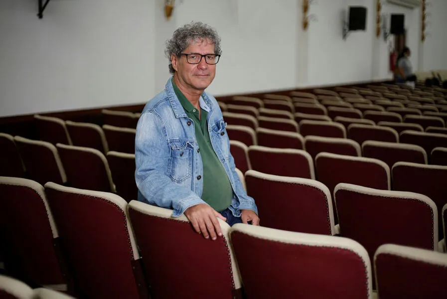 O professor de medicina Eduardo Reis fala sobre a pesquisa e lançamento de quatro livros