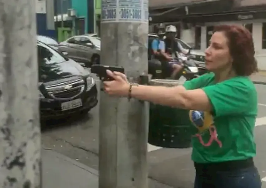 A deputada apontou uma arma de fogo contra ele