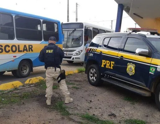 Agentes da PRF estariam fazendo barricadas nas estradas com o objetivo de impedir os eleitores de exercer o voto