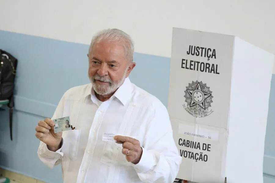 Lula votando