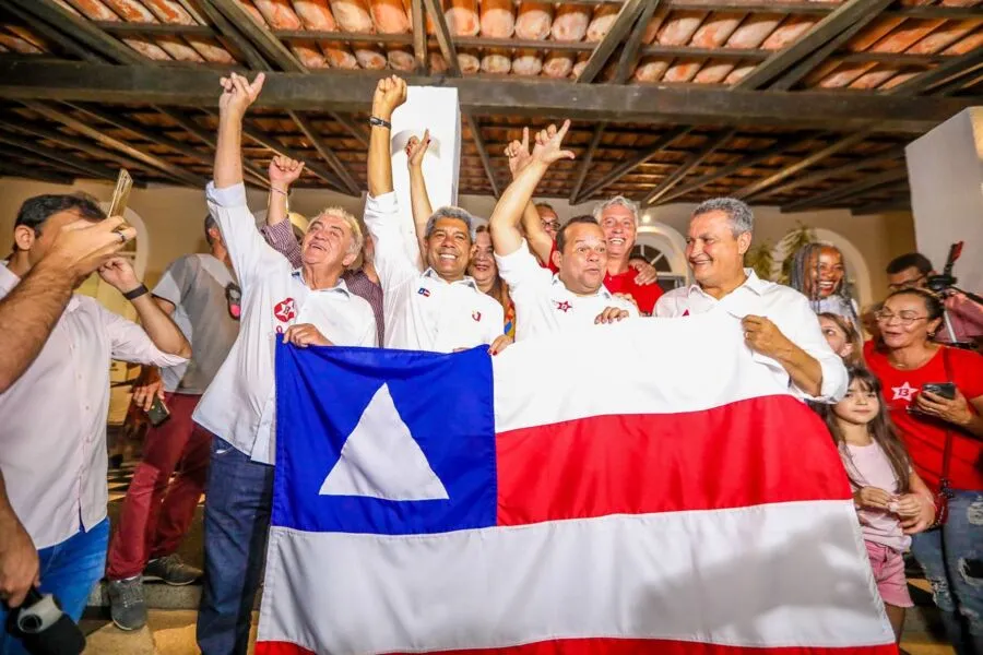 Da esquerda para Direita: Senador Otto, Governador eleito, Jerônimo, Vice-governador, Geraldo Jr e o governador Rui Costa