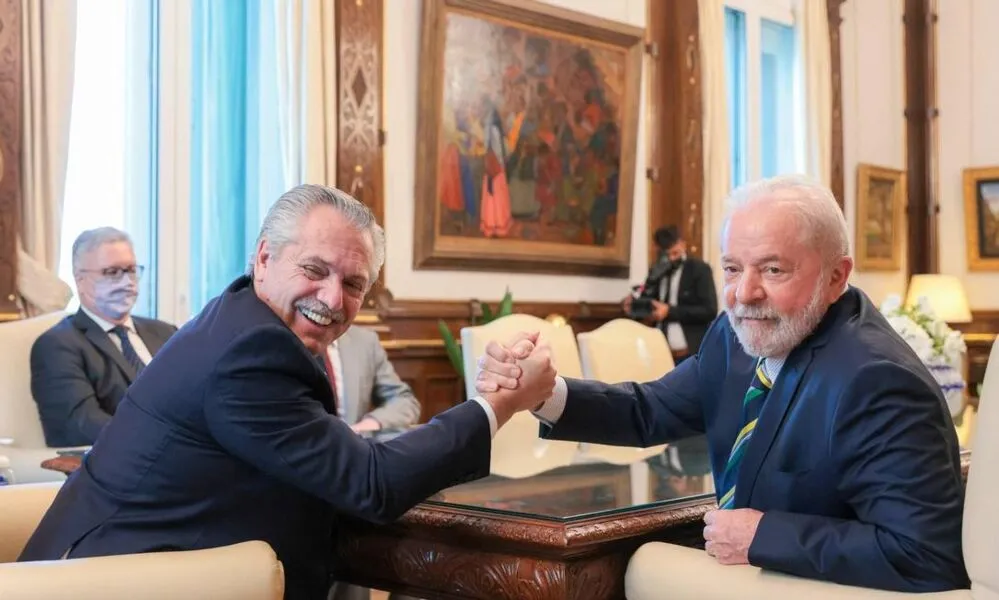 Presidente argentino parabenizou Lula no domingo, 30, por telefone