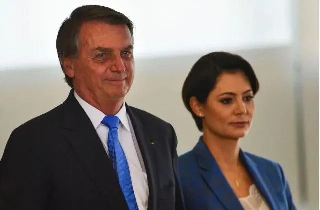 Presidente Jair Bolsonaro (PL) e sua esposa Michelle Bolsonaro