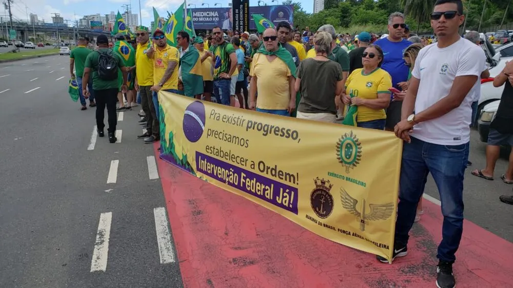 Manifestantes pedem "intervenção federal"