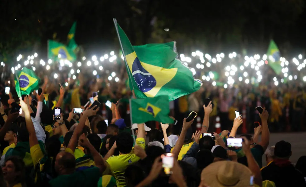 Apoiadores do presidente Jair Bolsonaro pedindo intervenção militar