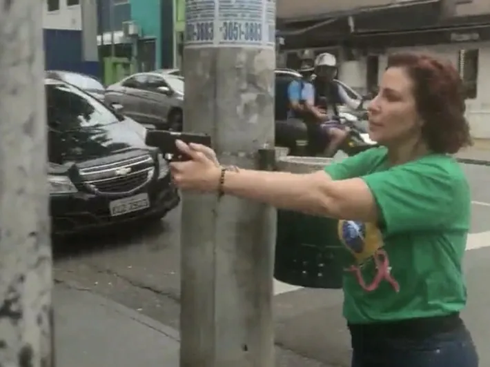 Carla Zambelli sacou a arma e correu atrás do jornalista Luan Araújo até um restaurante no bairro Jardins, em São Paulo