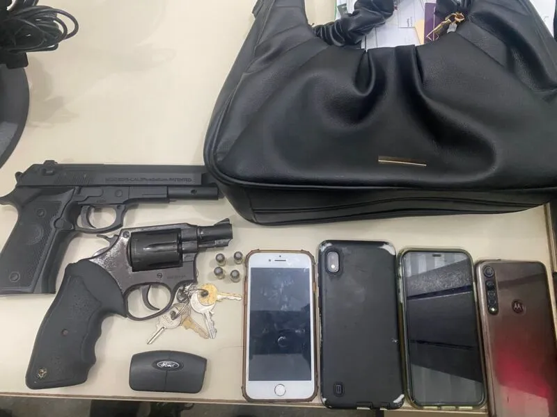 Com a dupla foram apreendidos um revólver, uma pistola de brinquedo e aparelhos celulares