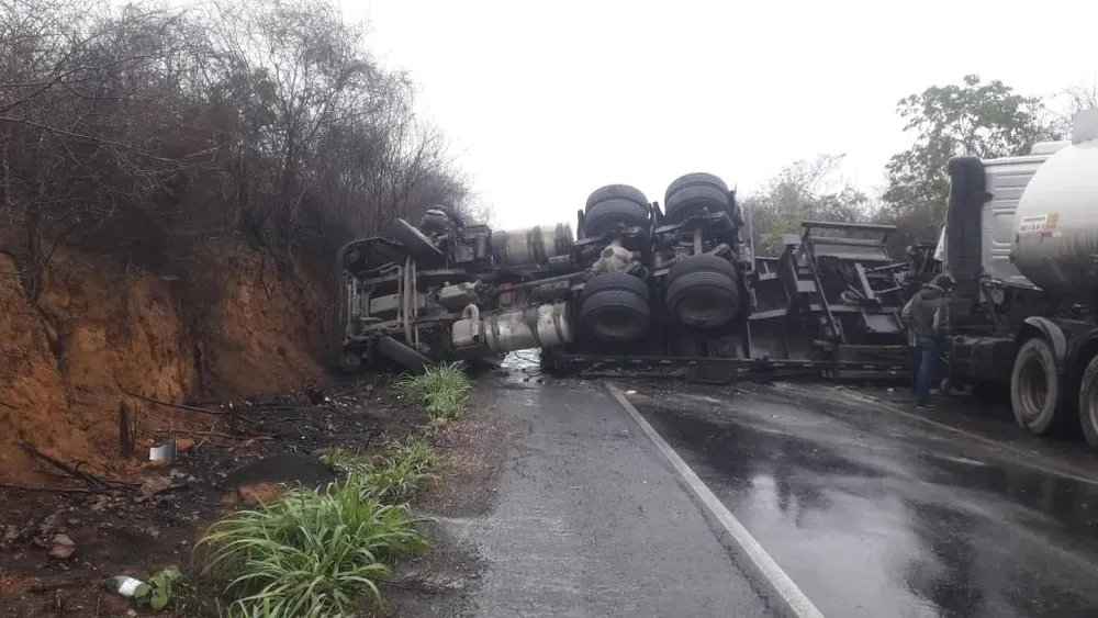 Caso aconteceu no Km 322 e bloqueou completamente o trecho da rodovia