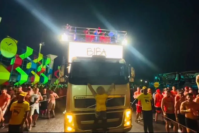 "Patriota do caminhão" virou alegoria no trio de Daniela