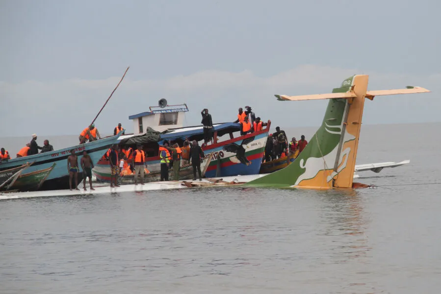Vídeos divulgados pela imprensa local mostram o avião em grande parte submerso enquanto equipes de resgate tentam socorrer os sobreviventes