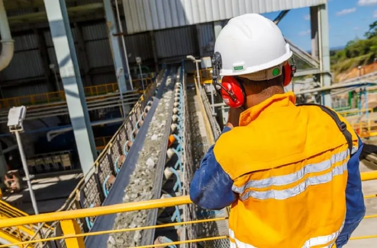 Além do reforço aos cofres dos municípios, a mineração é responsável por uma maior movimentação na economia com a geração de emprego e renda