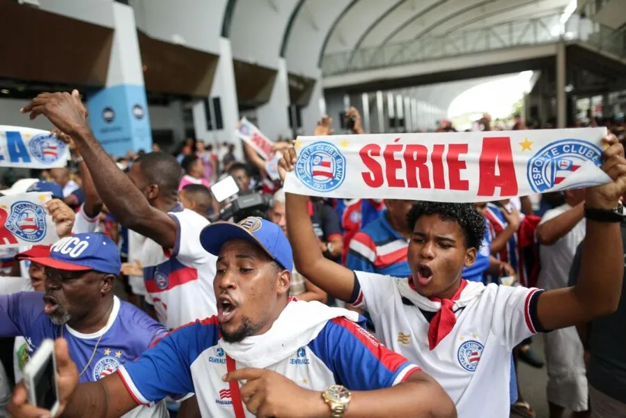 Torcida invade aeroporto de Salvador para receber delegação do Bahia
