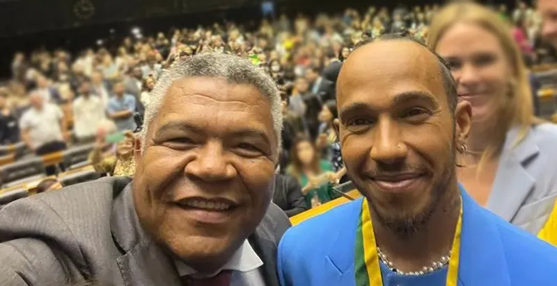 Deputado Federal Valmir Assunção ao lado do heptacampeão de F1, Lewis Hamilton