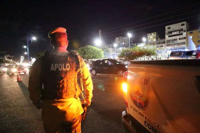 Criminosos abandonaram automóvel e fugiram por uma área de matagal