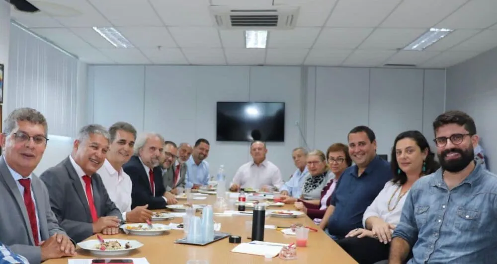 Deputados da base governista selam apoio à reeleição de Adolfo Menezes