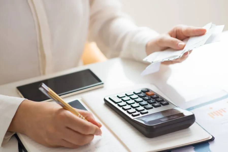 Com o benefício do 13º salário, as pessoas podem quitar dívidas, aproveitar as promoções comerciais e realizar investimentos futuros
