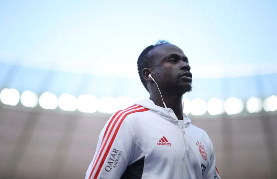 O atacante sentiu uma contusão no joelho no início do jogo válido pela Bundesliga