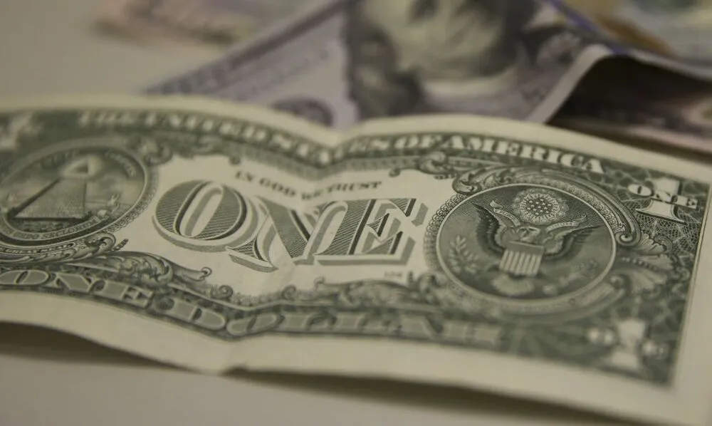 Dólar oscilou, mas fechou em alta nesta quarta-feira, 9