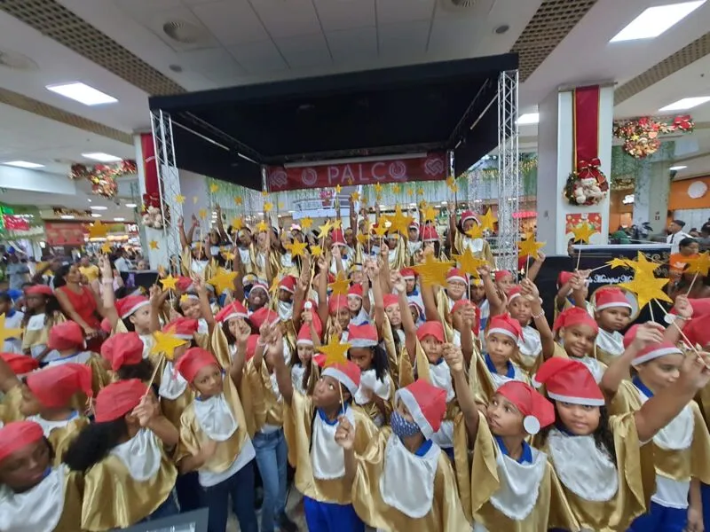 Imagem ilustrativa da imagem Coral de estudantes de escola pública se apresenta em shopping
