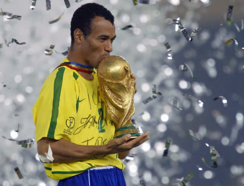 Cafu: "É maravilhoso ter a Copa na mão. Se pudesse, seria campeão todo dia porque é uma sensação muito grande"