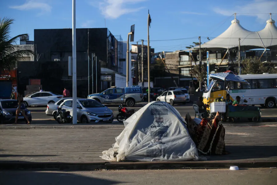 O grupo está alojado em barracas e cabanas em frente à 12ª Delegacia Territorial (Itapuã) dividindo o espaço com comerciantes da orla