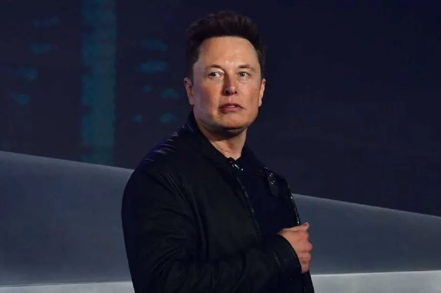 Duas semanas após assumir o Twitter, o bilionário Elon Musk enfrenta possível crise na plataforma