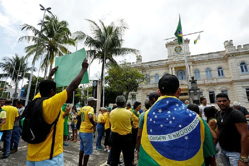 Em Salvador também houve manifestação antidemocrática em frente a quartel
