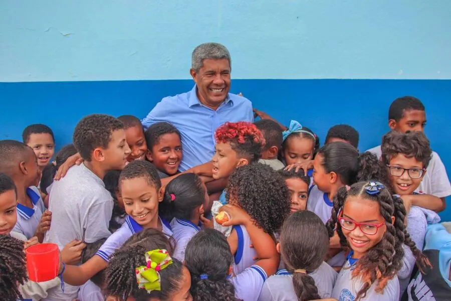 Jerônimo Rodrigues ao lado com estudantes da rede básica de ensino