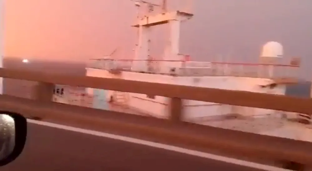 Motorista filmou exato momento da colisão entre o navio e a ponte Rio-Niterói