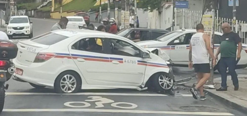 Agentes da Transalvador foram enviados ao local e acompanham a situação