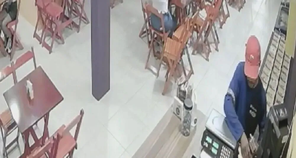 Homem levou celulares dos clientes e da funcionária da loja, além do dinheiro do caixa