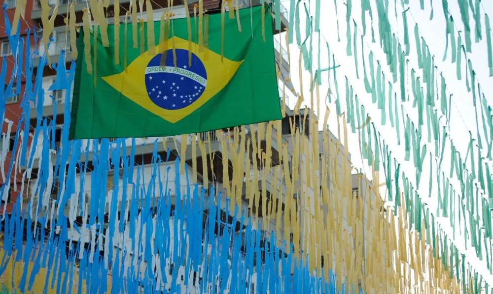 Nessa hora, quem mora em condomínios precisa ter consciência de que não pode exagerar nos enfeites externos