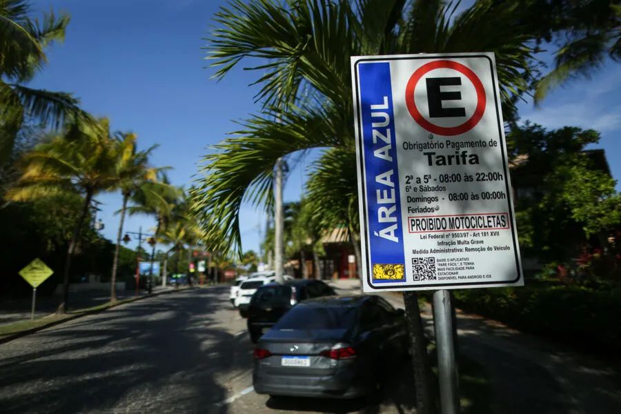 Vídeo recebido pela redação do Portal A TARDE mostra uma das placas em determinado local com duas possibilidades de cobrança