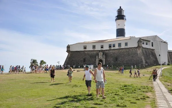 Show de Thiago Aquino no Farol da Barra terá artistas convidados