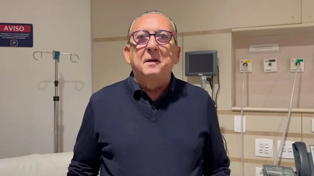 Ele afirmou que está indo para casa e vai esperar o teste negativo antes de viajar