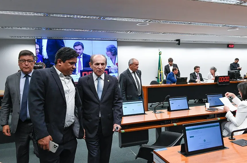 O relator-geral, Marcelo Castro (à dir.), com o presidente da CMO, deputado Celso Sabino (ao centro), e Carlos Viana