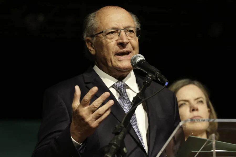 O vice-presidente eleito e coordenador da Transição, Geraldo Alckmin apresentou em coletiva os novos nomes que comporão os grupos técnicos da transição